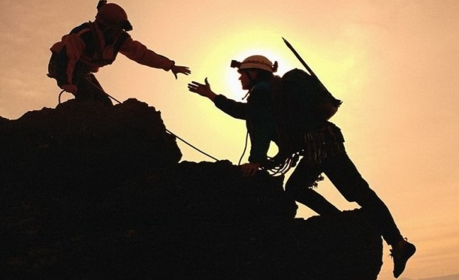 Более 100 альпинистов приняли участие в восхождении на пик Сары-Айгыр в Туркестанской области