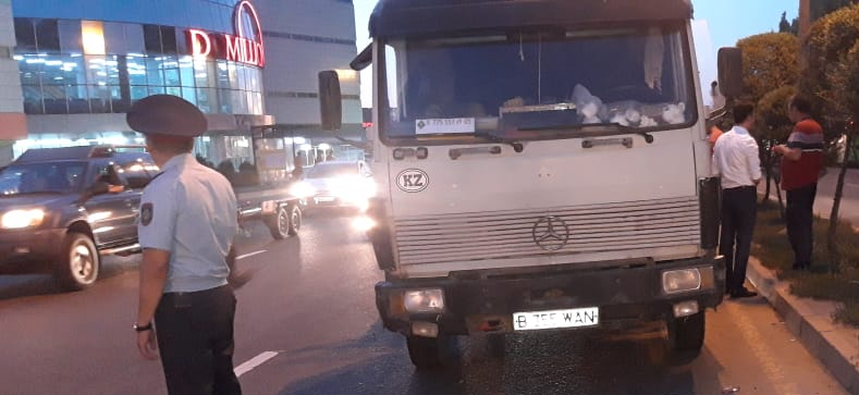 Перебегавшая улицу в неположенном месте погибла под колесами грузовика в Алматы