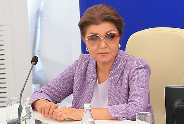 Назарбаева предложила искать баланс в подаче информации