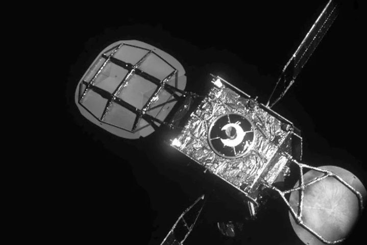 Два коммерческих спутника впервые состыковались в космосе
