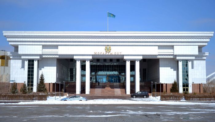 Освобождающий кандидатов в судьи Верхового суда от спецэкзамена закон подписал Токаев