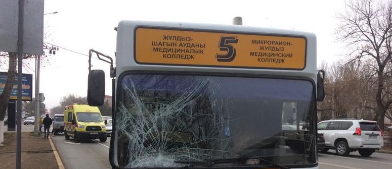 Двое мужчин попали под колеса пассажирского автобуса в Уральске