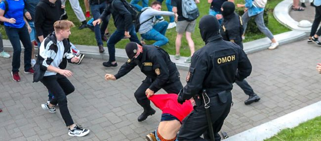 Стычки протестующих с силовиками зафиксированы в разных районах Минска