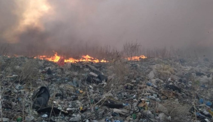 Пожар на городской свалке Усть-Каменогорска тушат второй день подряд
