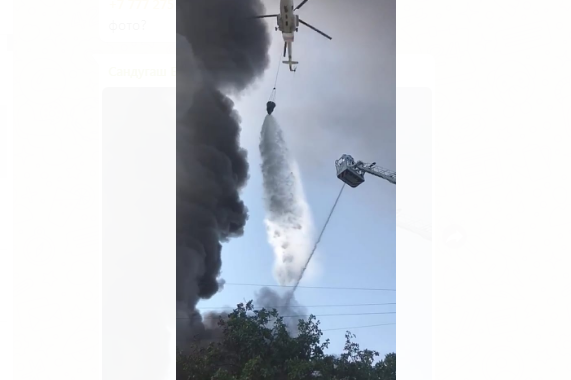 Пожар в складском помещении в Алматы пытаются потушить с вертолета (видео)