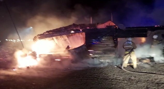 Крупный пожар разгорелся в банном комплексе Усть-Каменогорска