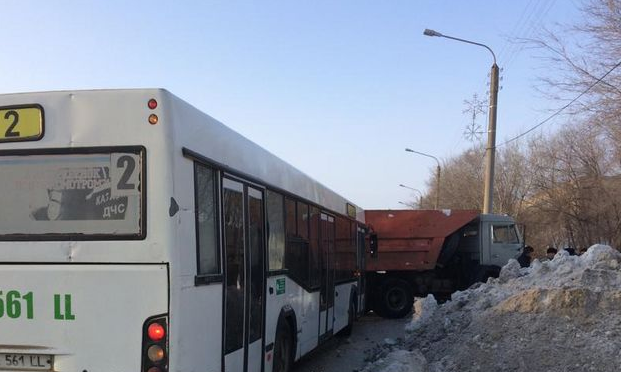Заполненный пассажирами автобус врезался в грузовик в Уральске