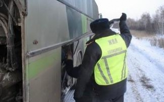 17 кыргызстанцев не могут выехать из Казахстана из-за выявленных в перевозящем их автобусе нарушений