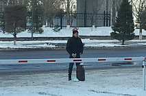 Астанадағы «Қазмедиа орталығы» ғимаратының алдында бір ер адам өзін жармақшы  