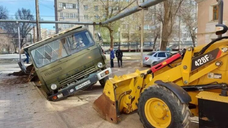 «КамАЗ» провалился на дорожном покрытии в Уральске