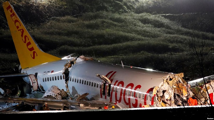 Во время жесткой посадки самолета в Стамбуле погибли три человека – Минздрав
