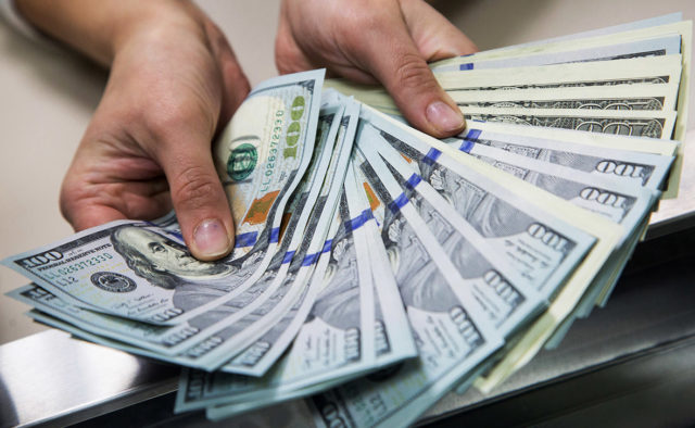 Курс доллара незначительно понизился в обменниках Нур-Султана, Алматы и Шымкента
