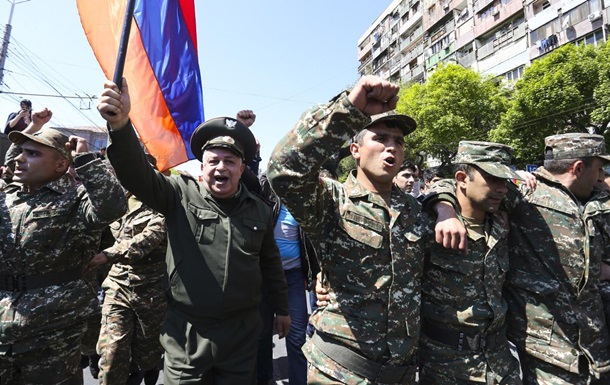 Армянские военные присоединились к акциям протеста в Ереване