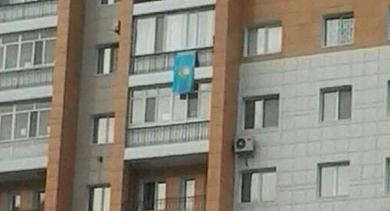 People in Kazakhstan are allowed to hang state flag on balconies after Tokayev's claim