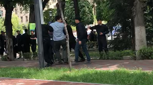 Новая волна задержаний началась в Алматы, мать задержанного прохожего упала в обморок (видео)