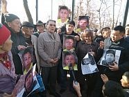 Алматы қалалық прокуратурасы алдында 22 ақпанда әкімшілік қамауға алынғандарды қолдап митинг өтіп жатыр 