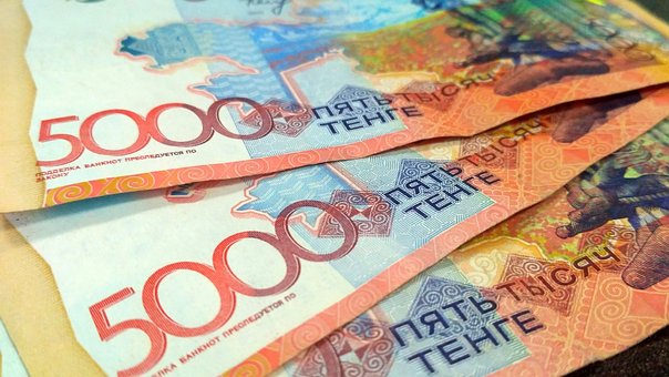 Тенге в России отнесли к валютам «недружественных стран»