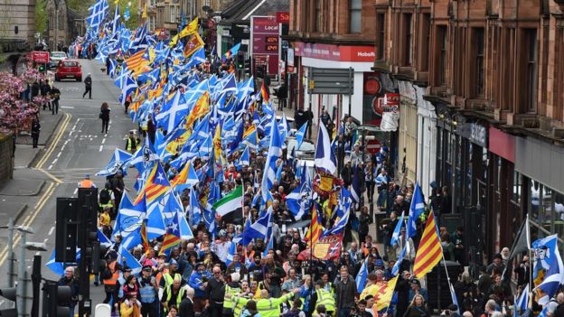 Многотысячная демонстрация за независимость Шотландии прошла в Глазго