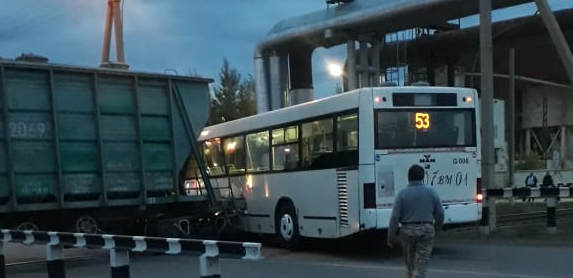 Столкновение автобуса с тепловозом произошло в Нур-Султане