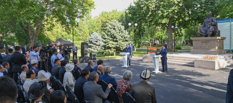 Токаев принял участие в церемонии открытия памятника Абаю в Бишкеке