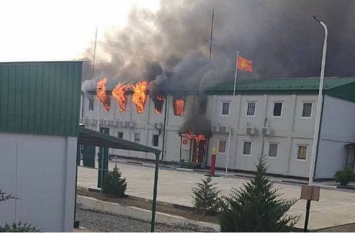 Кыргызская погранзастава горит в результате минометного обстрела военных Таджикистана