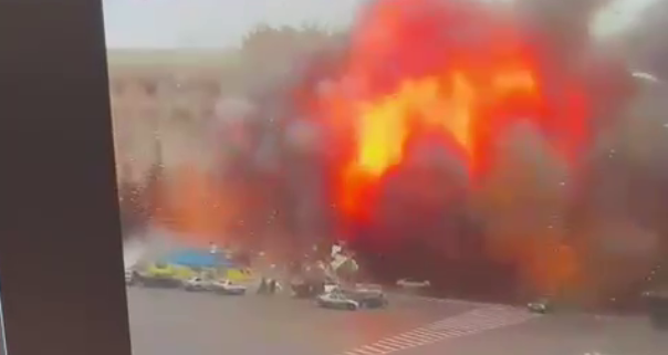 Ракетный удар нанесен по центральной площади и горадминистрации Харькова в Украине