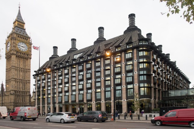 Парламент Великобритании возмутил общественность покупкой мебели за 28 тыс. фунтов