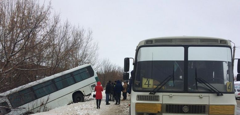Два человека пострадали в результате столкновения двух пассажирских автобусов в Уральске