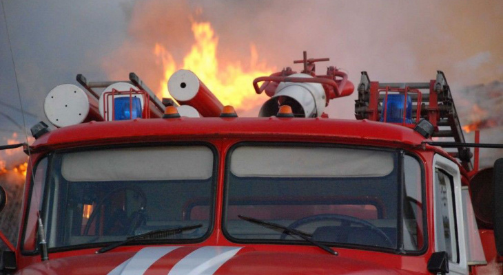 Пожарные тушат загоревшееся административное здание в Костанае