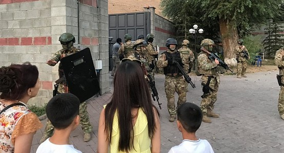 Сторонники Атамбаева отпустили взятых в заложники спецназовцев, митинг в Бишкеке отменен
