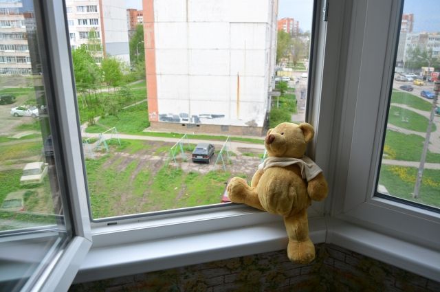 Трехлетний мальчик госпитализирован в результате падения с третьего этажа в Павлодаре