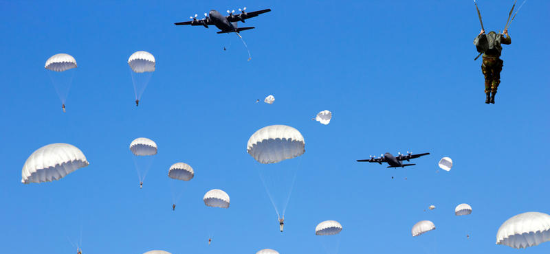 Военнослужащий погиб после прыжка с парашютом в Алматинской области