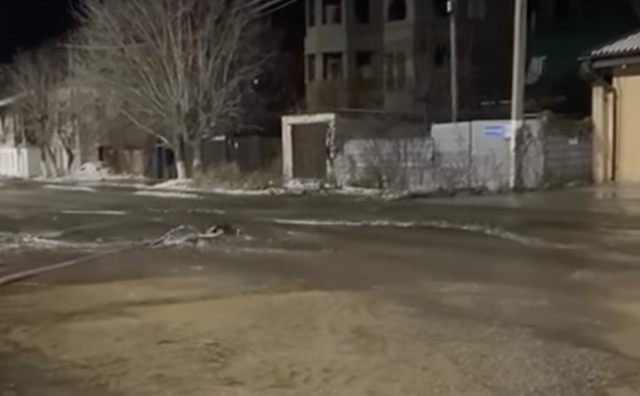 В Петропавловске прорвало водопровод: В 15 домах, больнице и ТЭЦ нет воды