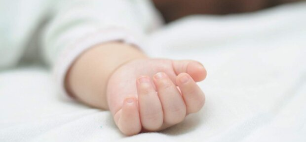 Завернутого в одеяло младенца оставили под дверью в одном из подъездов в Караганде