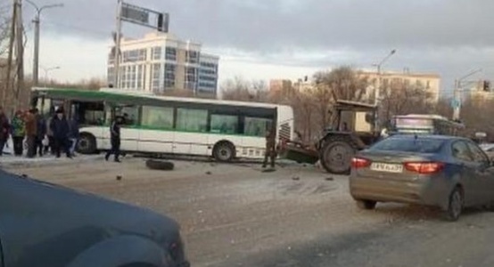 Five passengers suffered in collision of bus and tractor in Nur-Sultan