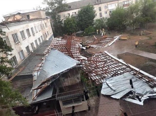 Шквальный ветер снес крыши со школы, ДК и гостиницы в Павлодарской области