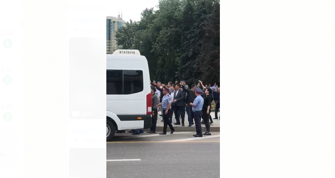 Митингующие в Алматы оказывают сопротивление силовикам при попытке задержания