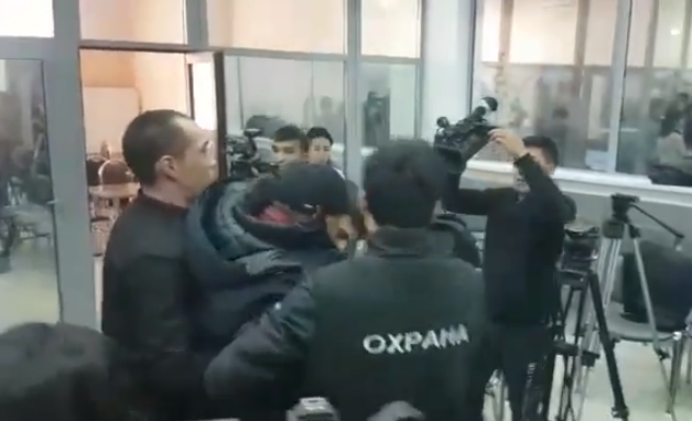 Сторонники и противники экс-президента Атамбаева подрались на пресс-конференции в Бишкеке (видео)