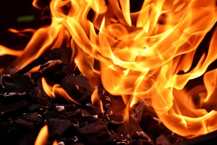 Обменник сгорел вместе с деньгами в ходе пожара со взрывом в Уральске