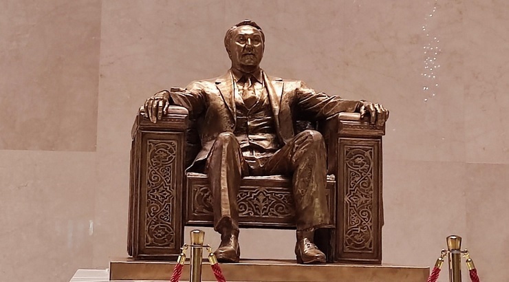 Памятник Назарбаеву убрали из атриума Национального музея