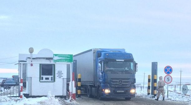 Названы главные причины затора большегрузов на казахстанско-российской границе в ЗКО
