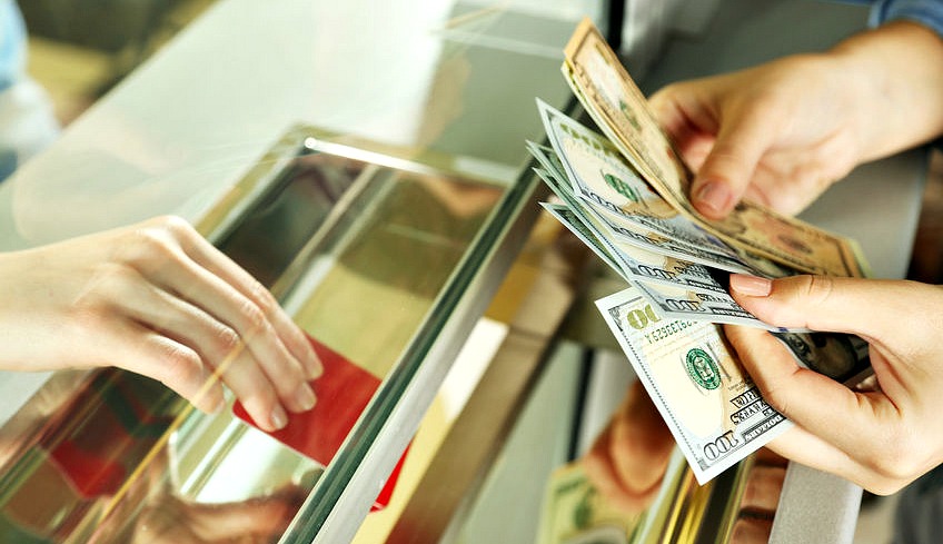 Курс доллара продолжил снижение в обменниках Нур-Султана, Алматы и Шымкента
