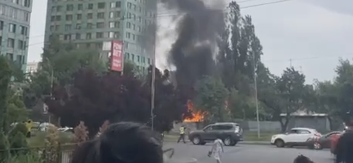 Два гаража горели открытым пламенем в Бостандыкском районе Алматы