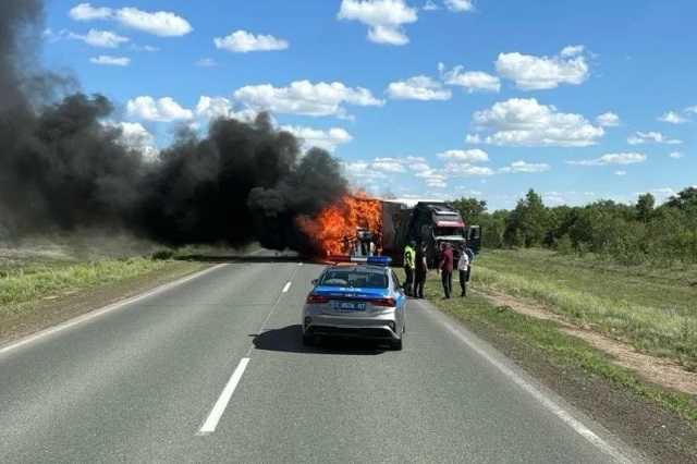 Трое сгорели в салоне столкнувшегося с фурой Toyota Prado в Западно-Казахстанской области