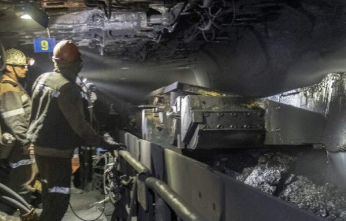 Акимат заявил о поисках пяти шахтеров в загоревшейся угольной шахте «Казахстанская»
