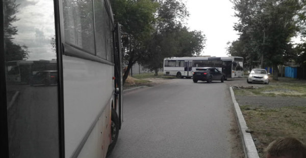 Легковой автомобиль врезался в пассажирский автобус в Костанае
