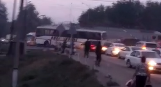 ДТП в Шамалгане: Пробка на переезде образовалась за полчаса до столкновения поезда с автобусом