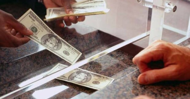 Новый режим работы установили для банков, обменников и других финорганизаций Казахстана