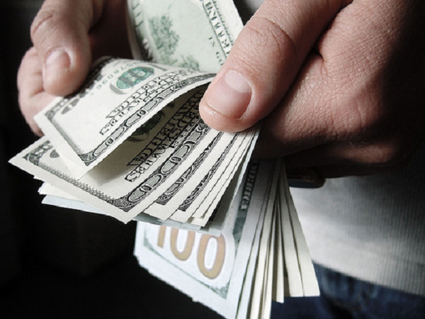 В среднем один платеж юрлица в инвалюте через внутрибанковские системы РК превышает оплату в тенге более чем в 35 раз