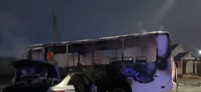 Автобус сгорел после столкновения с легковушкой в Атырау